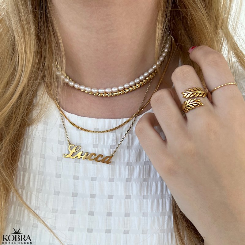 Konfirmationssmykke - navnehalskde i guld med dit navn