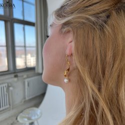 Konfirmations smykke - "Twirl" guld reringe med hvide ferskvandsperler