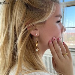 Konfirmations smykke - "Twirl" guld reringe med hvide ferskvandsperler