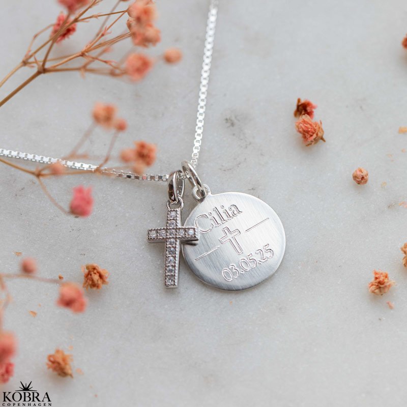 Konfirmationssmykke - slv halskde med lille kors vedhng samt personlig indgravering