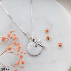 Konfirmationssmykke - slv halskde med lille kors vedhng samt personlig indgravering