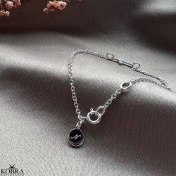 "Trust" kors armbnd i slv med lille graveret amulet