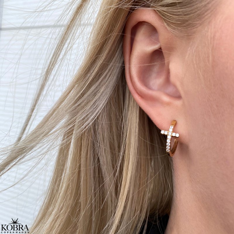 "Trudy" 18 karat forgyldte Kors creolere med hvide zirkonia sten
