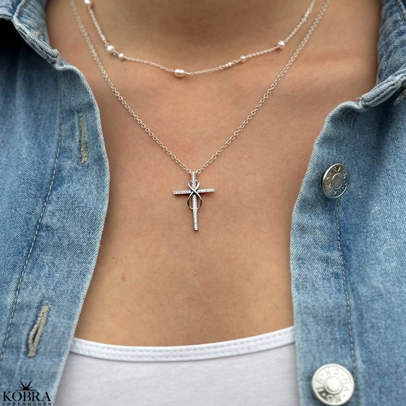 "Allana" kors halskde i slv med Infinity