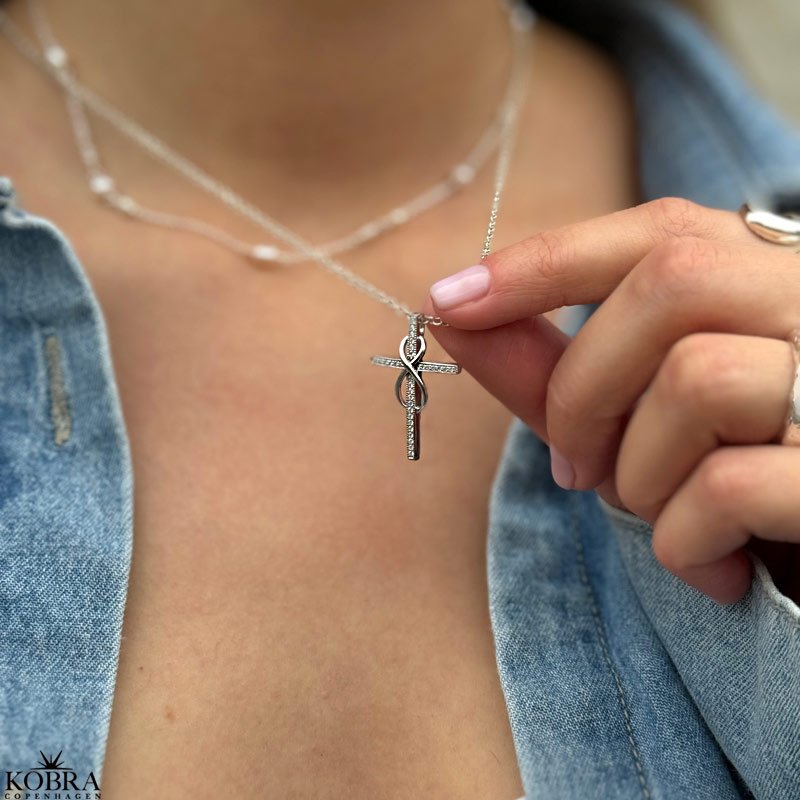 "Allana" kors halskde i slv med Infinity