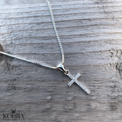"Lucia" smal slv kors halskde med sten 