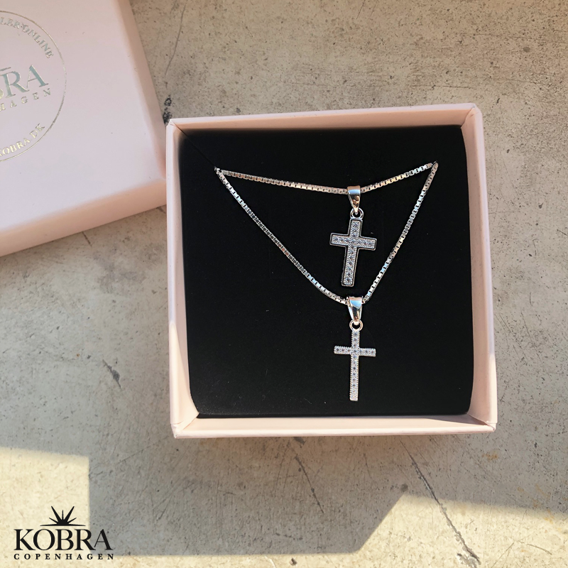 "Lucia" smal slv kors halskde med sten 