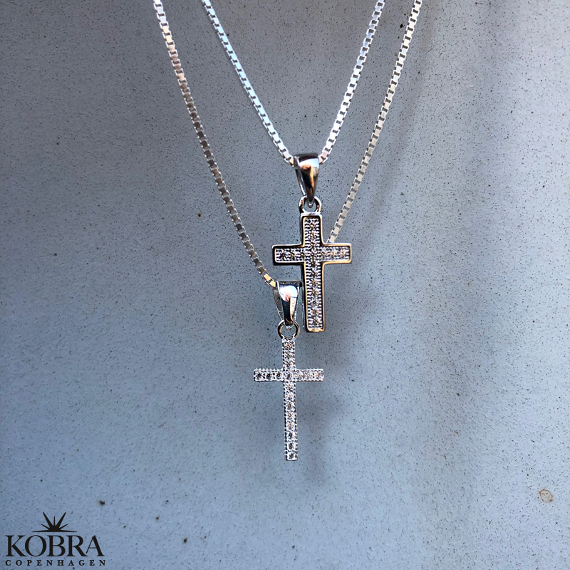 "Lucia" smal slv kors halskde med sten 