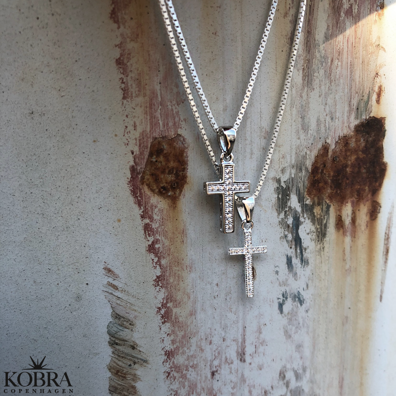 "Lucia" smal slv kors halskde med sten 