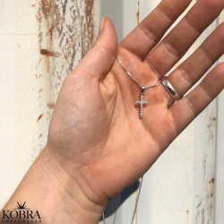 "Lucia" smal slv kors halskde med sten 