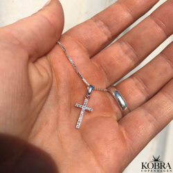"Lucia" smal slv kors halskde med sten 