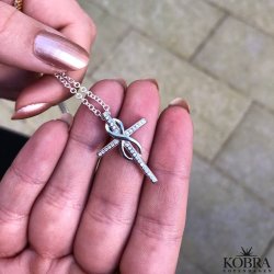 "Allana" kors halskde med Infinity i slv