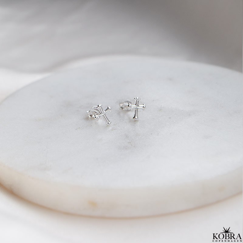 "Runa" Small cross earrings in sterling silver