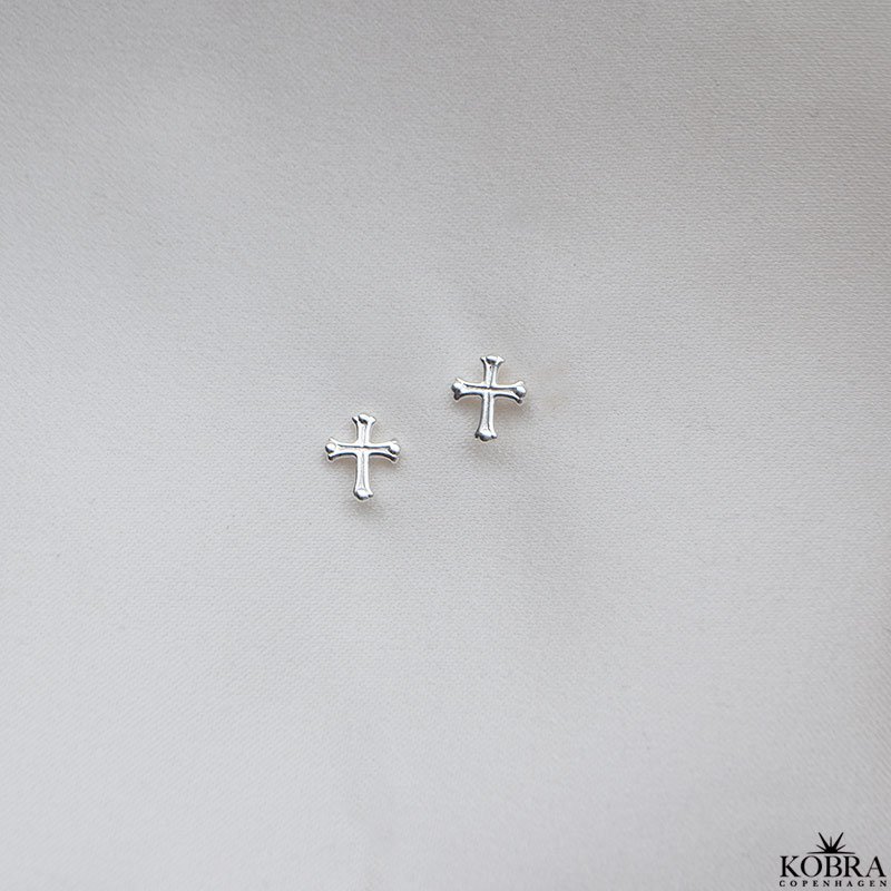 "Runa" Small cross earrings in sterling silver