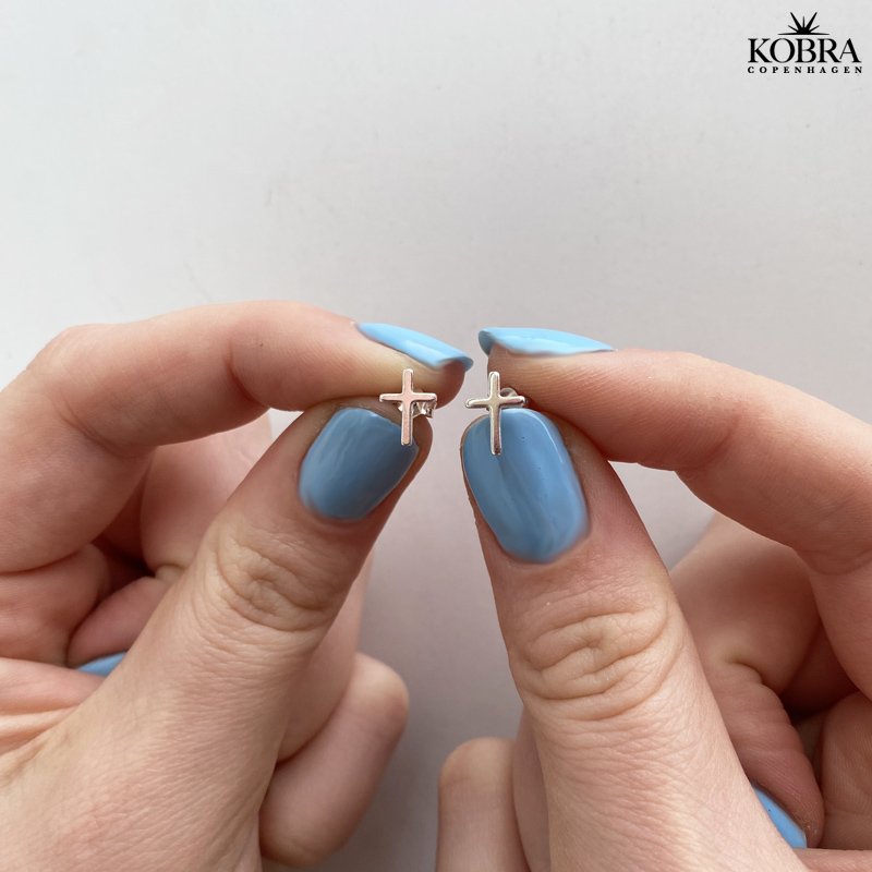 "Promise" Små klassiske sølv kors øreringe