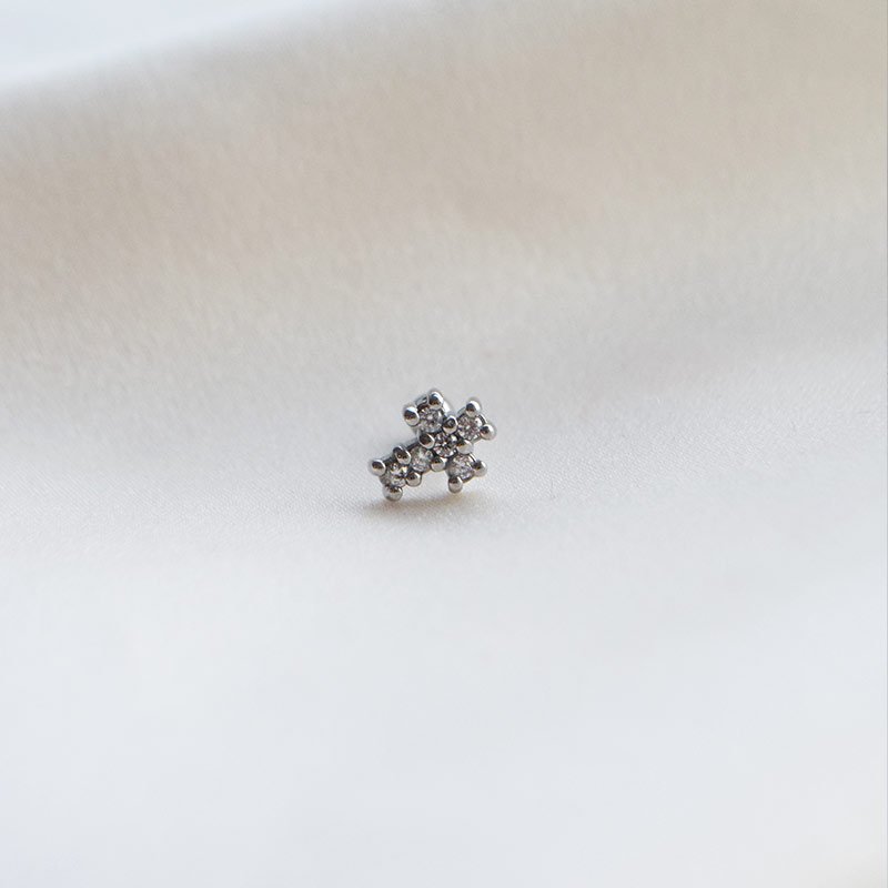 "Petit Cross" kors piercing �restik med sten (1 stk.)