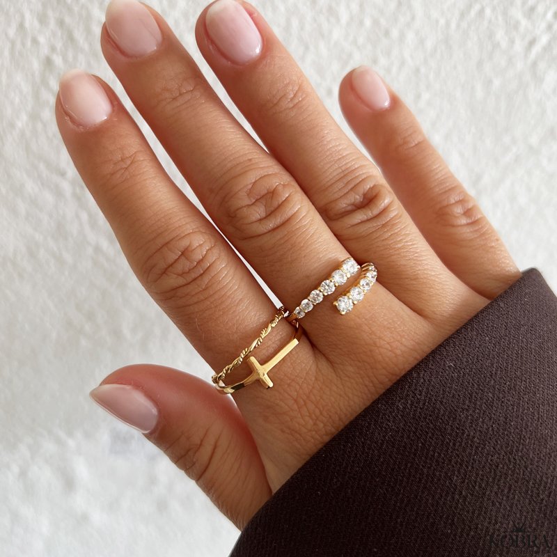 "Trust" kors ring i guld