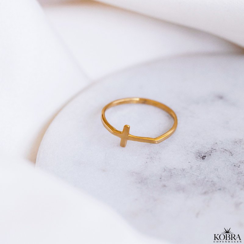 "Trust" kors ring i guld