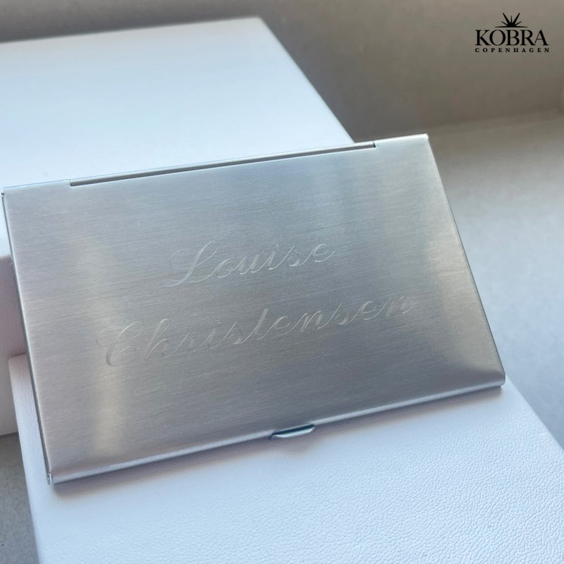 Lyserd Kredit kortholder i stl- med personlig gravering