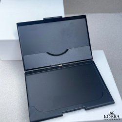 Kreditkortholder i sort aluminium - med personlig gravering