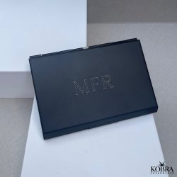 Kreditkortholder i sort aluminium - med personlig gravering