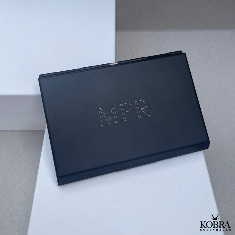 Kreditkortholder i sort aluminium - med personlig gravering