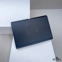 Kreditkortholder i sort aluminium - med personlig gravering