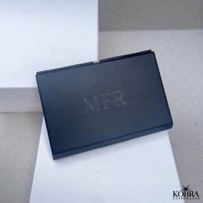 Kreditkortshllare i svart aluminium - med personlig gravyr