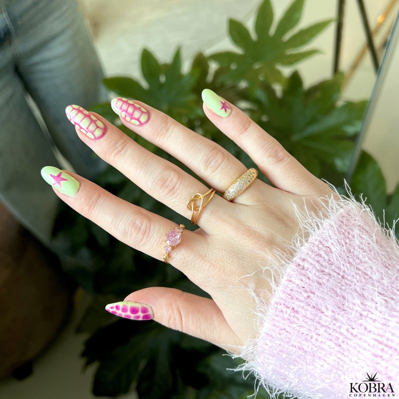 "Rosalia" gullbelagt ring med rosa steiner