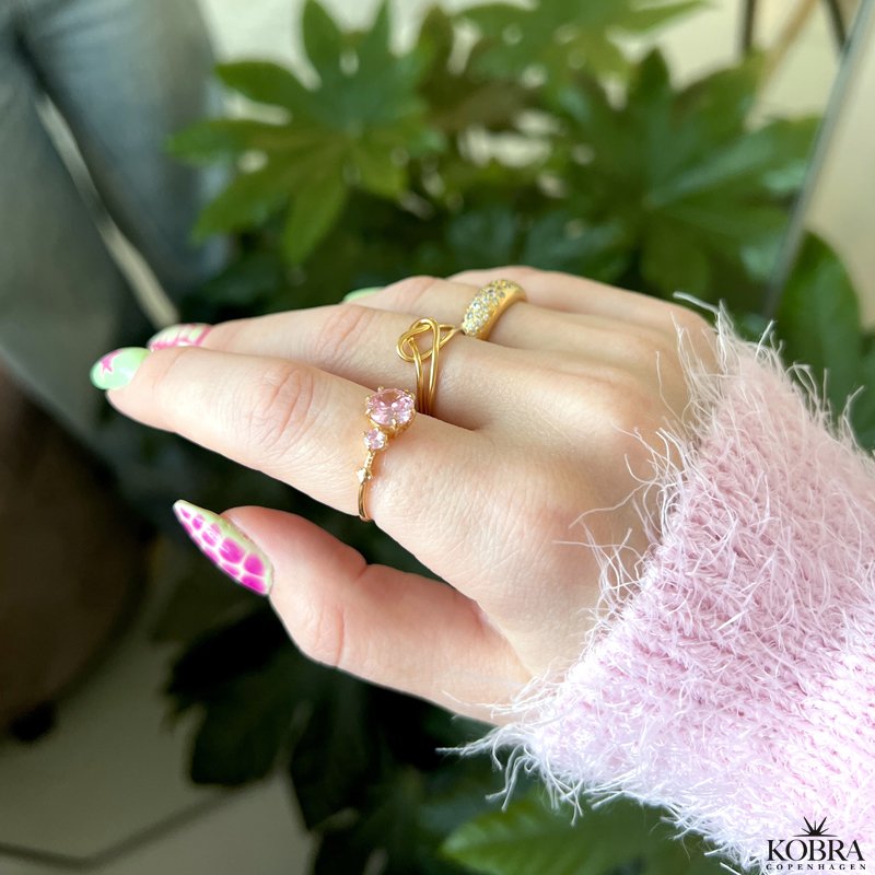 "Rosalia" gullbelagt ring med rosa steiner