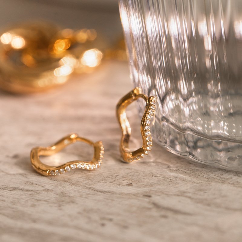"Lake" Hoops in 18k gold-plated silver with wavy design