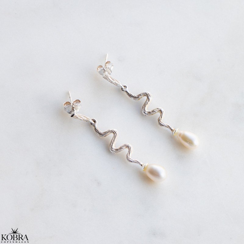 "Lelou" slangereringe i slv med hvide ferskvandsperler