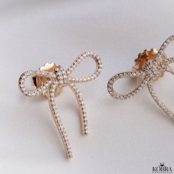 "Leonora" fine sljfe reringe med sten i guld