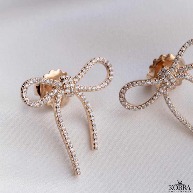 "Leonora" fine sljfe reringe med sten i guld