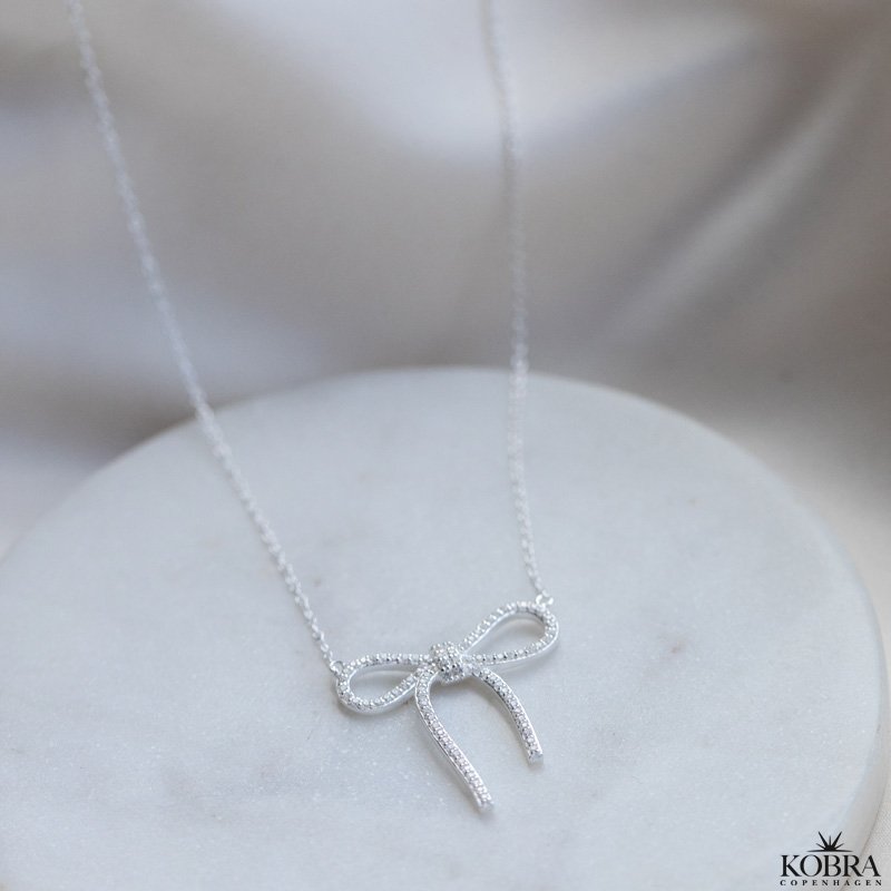 "Leonora" stor sljfe halskde med sten i slv