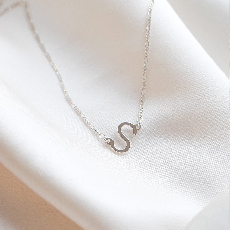 "Signature Letter" Bokstavshalsband i sterling silver