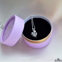 "Felicity" Lille firklver halskde i slv med personlig gravering