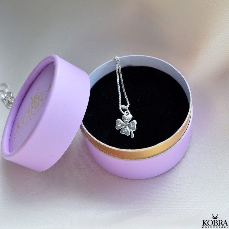 "Felicity" Lille firklver halskde i slv med personlig gravering