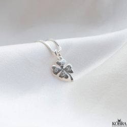 "Felicity" Lille firklver halskde i slv med personlig gravering