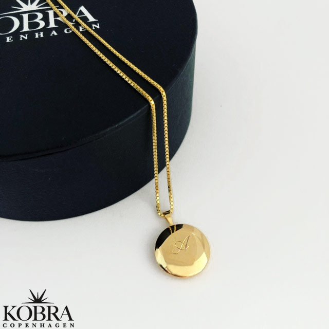 "Karla" lille guld medaljon med plads til 2 billeder inklusiv gravering