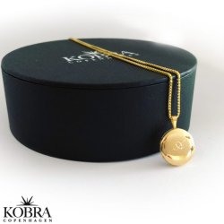 "Karla" lille guld medaljon med plads til 2 billeder inklusiv gravering