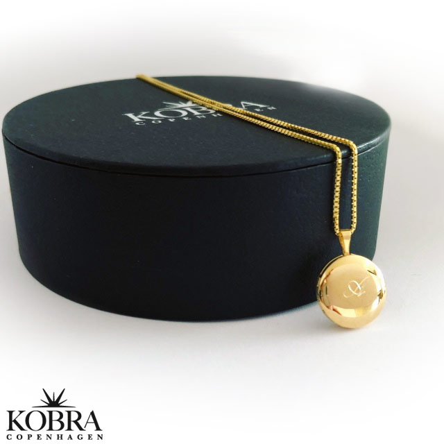 "Karla" lille guld medaljon med plads til 2 billeder inklusiv gravering