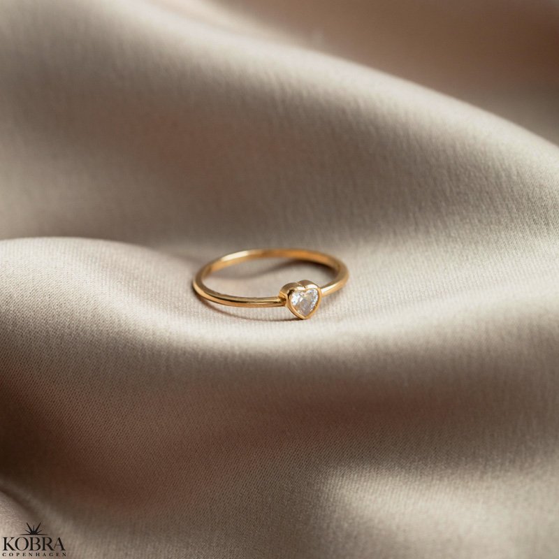 "Junie" heart ring in gold with stones