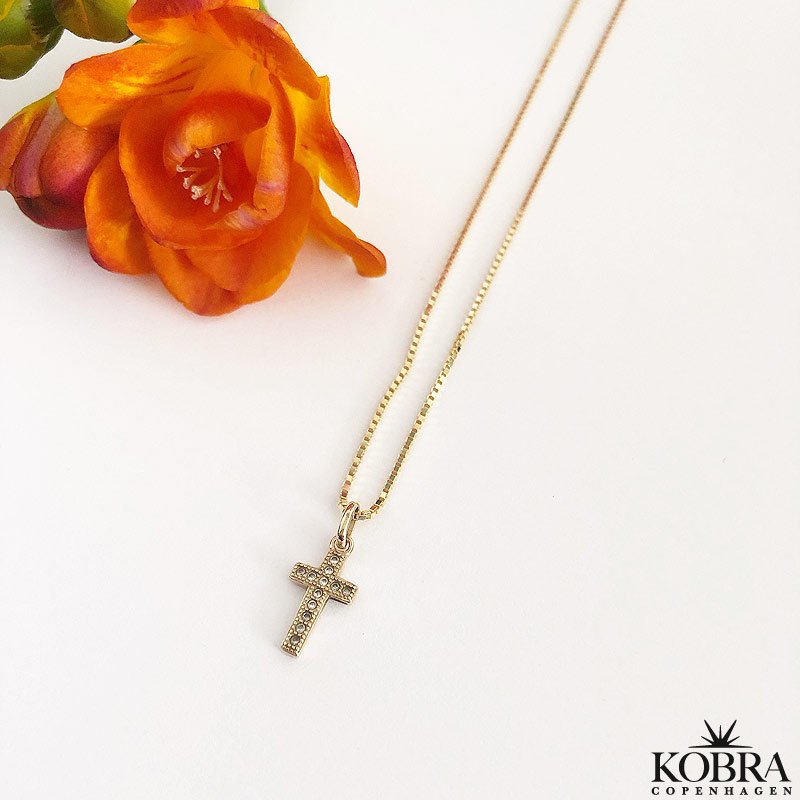 "Keya" lille guld kors halskde med hvide sten