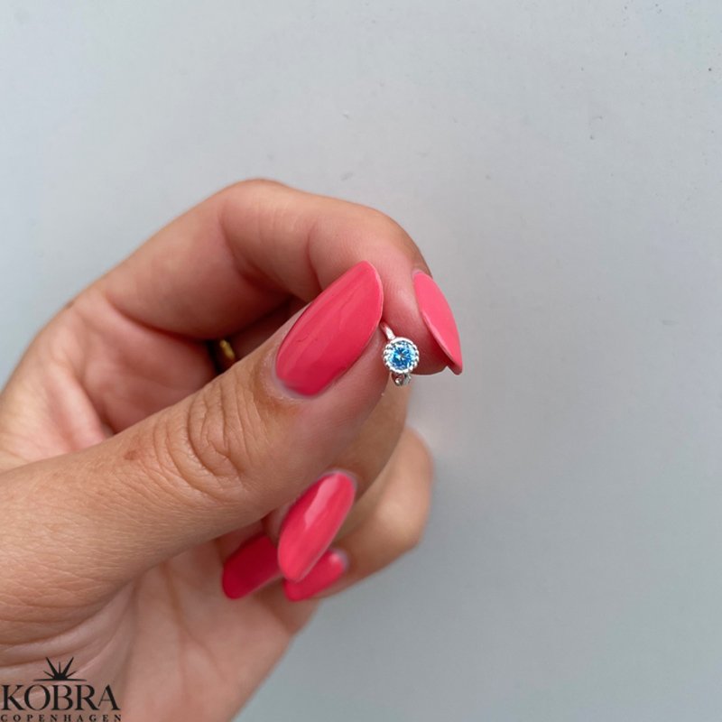 "Talua" mini silver earring with white or blue stone