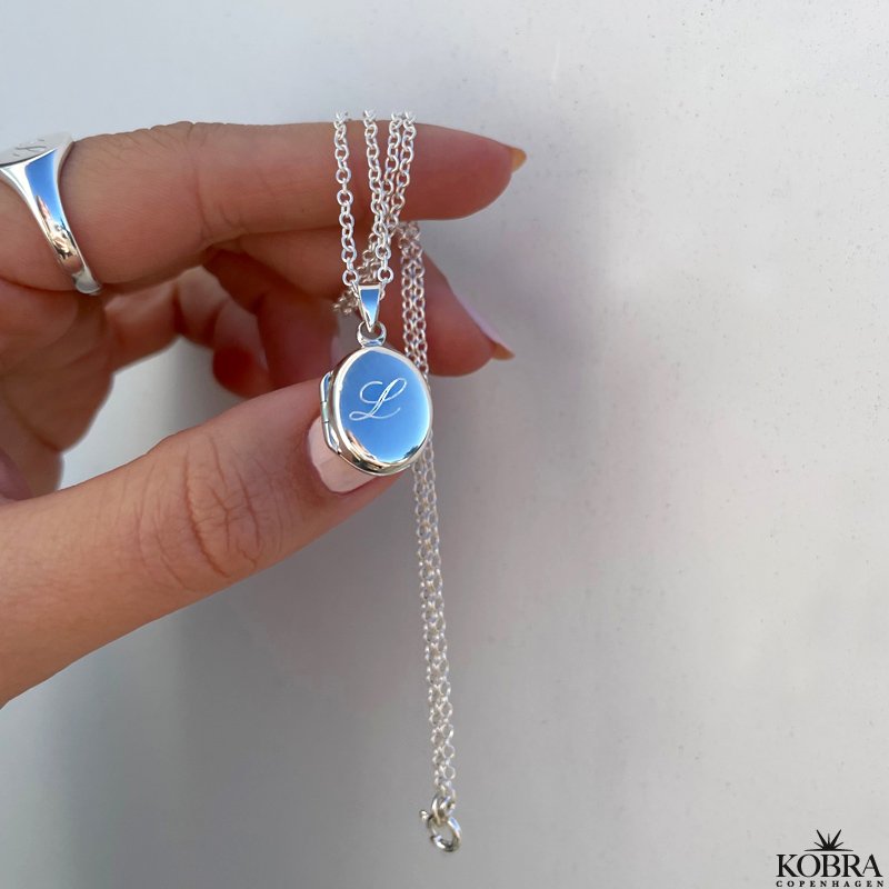 "Sara" lille oval slv medaljon med personlig gravering