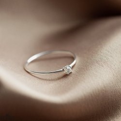 "Aurora" fin slvring med lille hvid sten