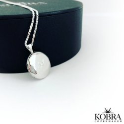 "Karla" lille rund medaljon i slv med plads til 2 billeder inklusiv gravering