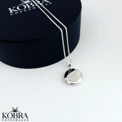 "Karla" lille rund medaljon i slv med plads til 2 billeder inklusiv gravering