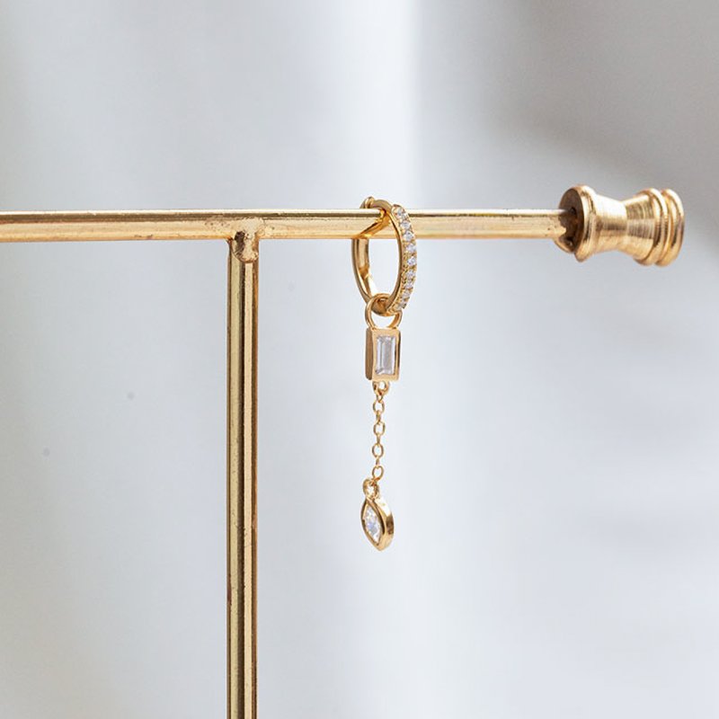 "Lindsey" 1 stk hoop med vedh�ng og sten � 18k forgyldt
